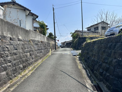 【前面道路含む現地写真】 | 松浦町売地 | 高台へ続く落ち着いたアプローチ。騒音の少ない住環境が魅力。