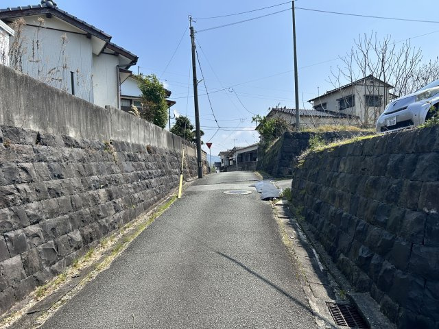 【前面道路含む現地写真】 | 松浦町売地 | 高台へ続く落ち着いたアプローチ。騒音の少ない住環境が魅力。