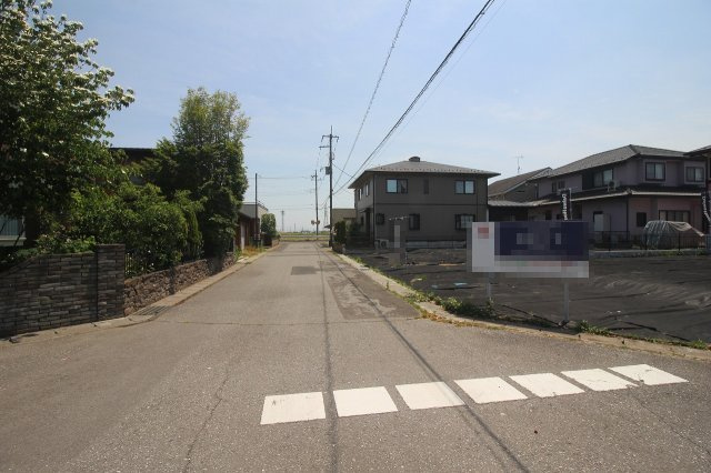 《分譲地》下野市祇園5丁目　全2区画の前面道路含む現地写真|分譲地北側道路（2026年5月撮影）