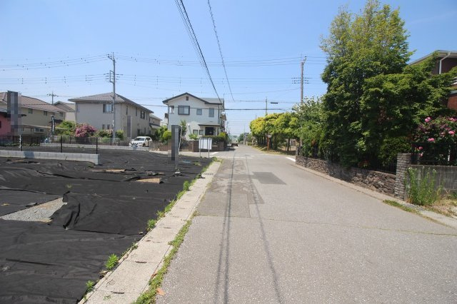 《分譲地》下野市祇園5丁目　全2区画の前面道路含む現地写真|分譲地北側道路（2026年5月撮影）