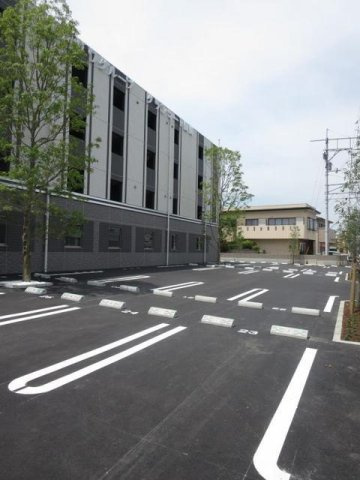 グランコート国府の駐車場