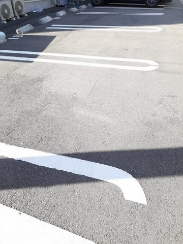 クラール　安宅Ｄの駐車場