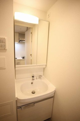 【洗面所】 | アドバンス大阪セレーノ | 明るい洗面所です