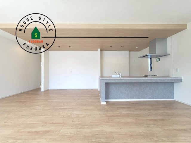 福岡市東区若宮4丁目第4-4棟（4号棟）　の内観：施工例|キッチンからリビングをしっかり確認できます。家族の笑顔があふれる空間になりそうですね。