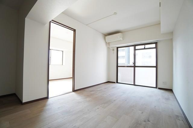 新品家具付きマンション高宮16(KaGood福岡)の居間・リビング|ゆったりとしたリビングです