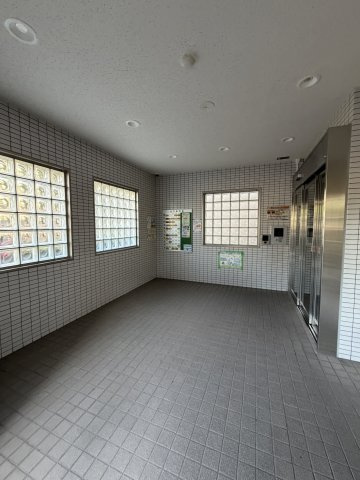 ツイン大開1号館のロビー