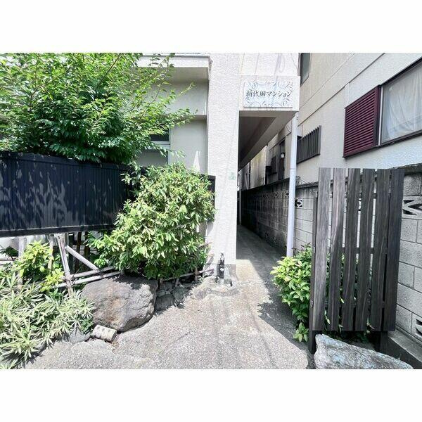 新代田マンションのエントランス