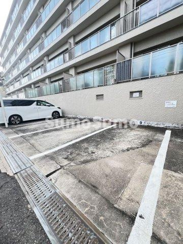 岡本パークマンションの駐車場