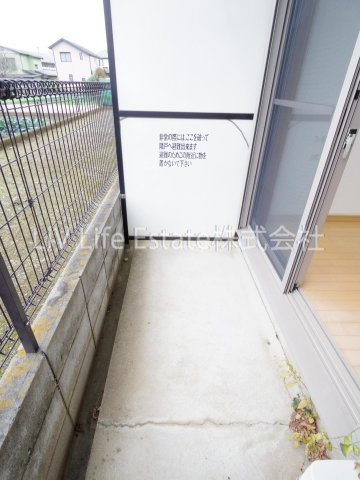 東村山市久米川町３丁目のアパートのバルコニー