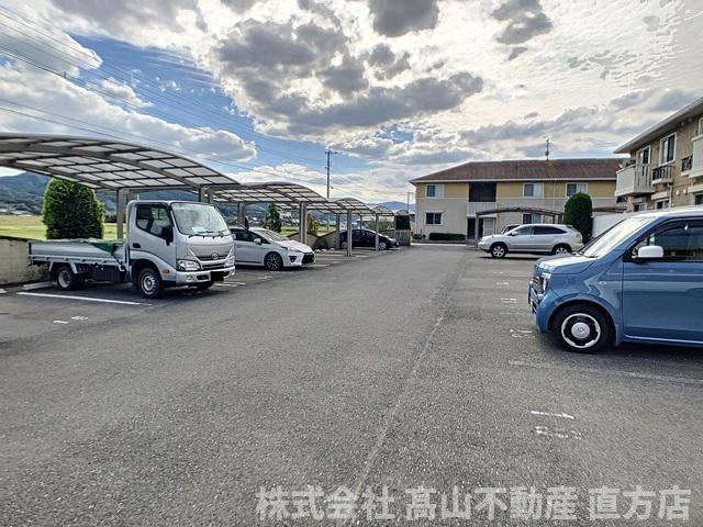 宮若市福丸のアパートの駐車場