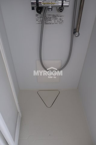 パークレジナス中野の浴室|シャワールームとトイレが分かれているのでバストイレ別でお探しの方にもおすすめ。