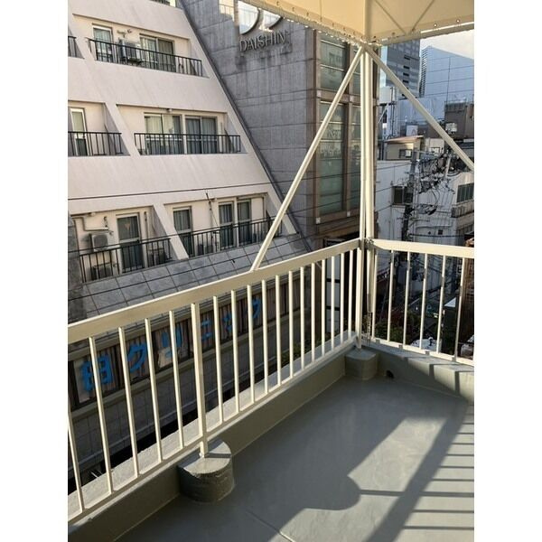 大阪市中央区東心斎橋１丁目の店舗事務所のバルコニー
