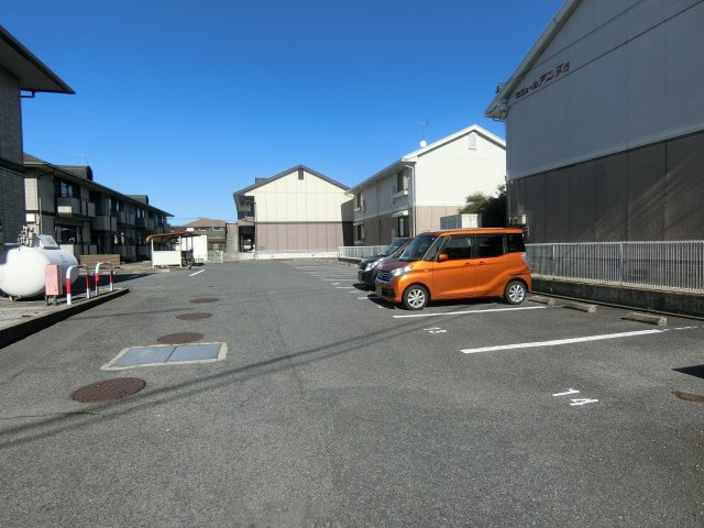 グランディールA棟の駐車場