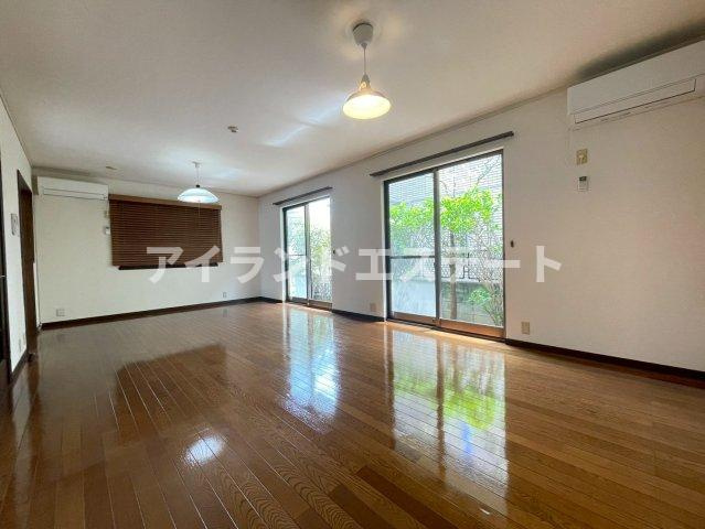 八雲テラスハウス　ネット無料　ペット相談　3方角部屋の居間・リビング