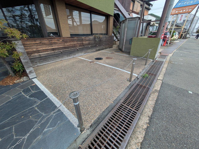 大峰南町店舗の駐車場|敷地内に駐車2台可能です。