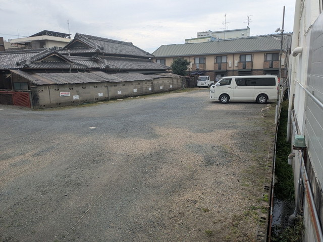 大峰南町店舗の駐車場|前面道路向かいの月極駐車場5台確保（1台に付、1.1万円・台数は相談）