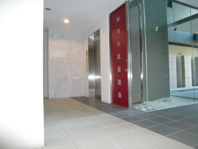 レジオン・ド・ヌールのエントランス|エレベーター