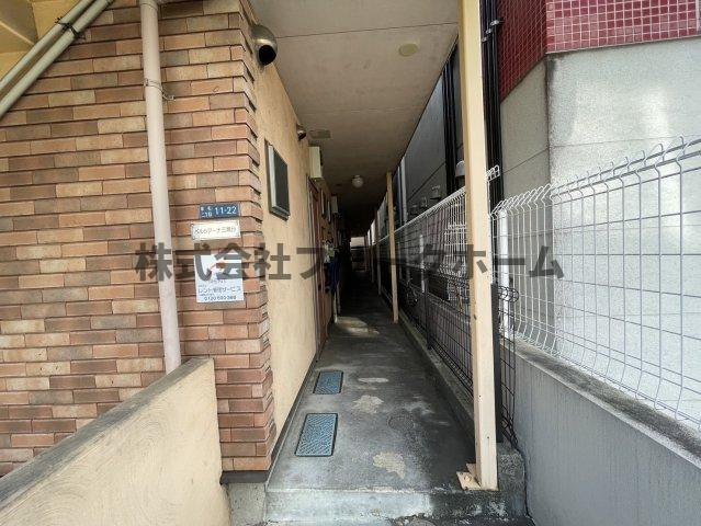 ペルシアーナ三鷹台のエントランス