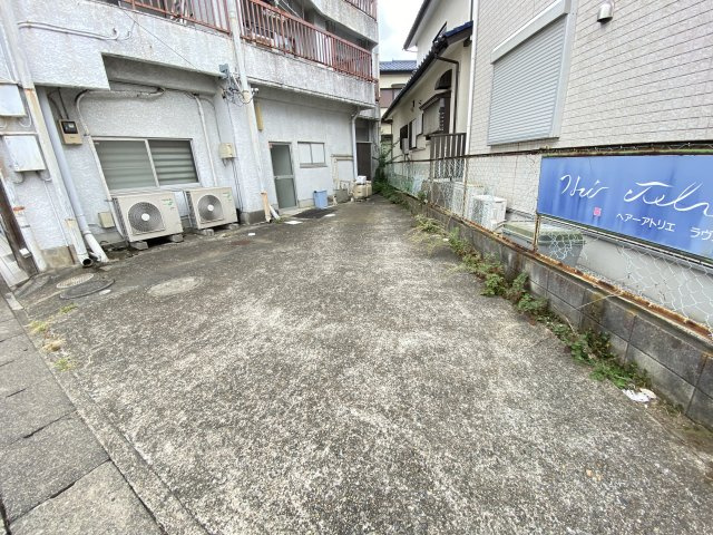 松川建設ビルの駐車場