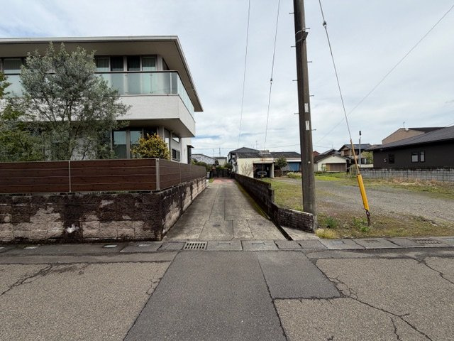 都城市鷹尾３丁目の中古一戸建の前面道路含む現地写真