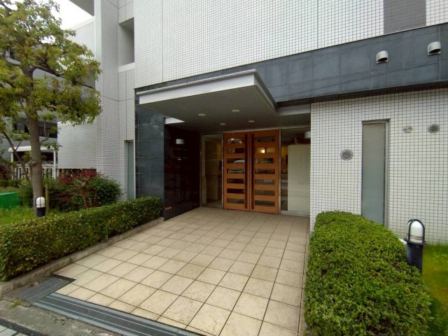 コンフォリア高槻のエントランス