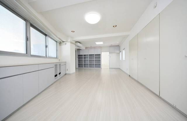 大和ビルの居間・リビング