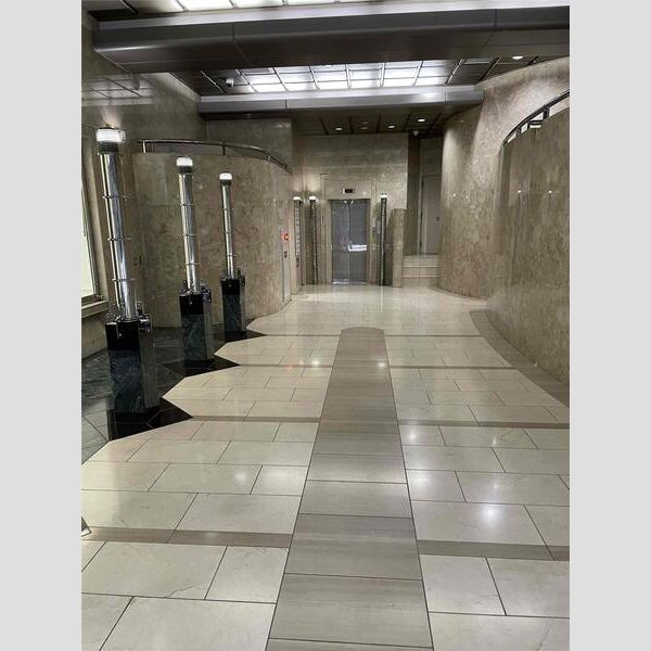 大阪市中央区西心斎橋１丁目の事務所のエントランス