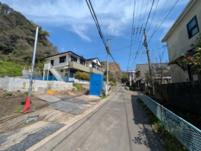 便利な住設備　デザイナーズ新築戸建の前面道路含む現地写真|前面道路