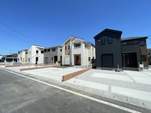 高崎市新町第８（全5棟）1号棟の前面道路含む現地写真