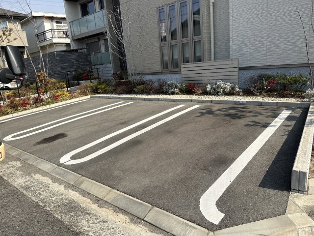 クロスウェルの駐車場
