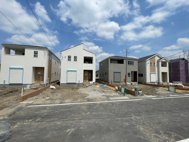 高崎市新町第８（全5棟）2号棟の前面道路含む現地写真