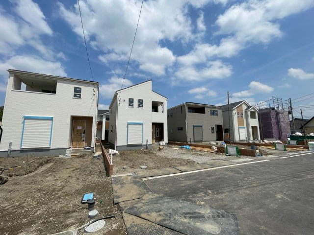 高崎市新町第８（全5棟）2号棟の前面道路含む現地写真