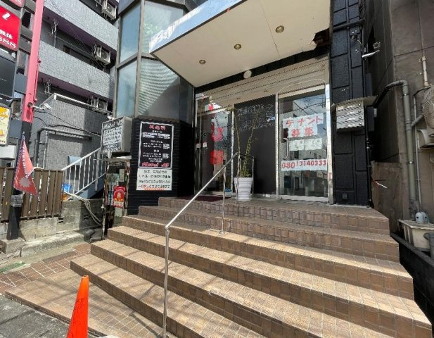 【エントランス】 | 福生駅徒歩3分 ミヤビル2階 29.72坪 業種業態相談可能