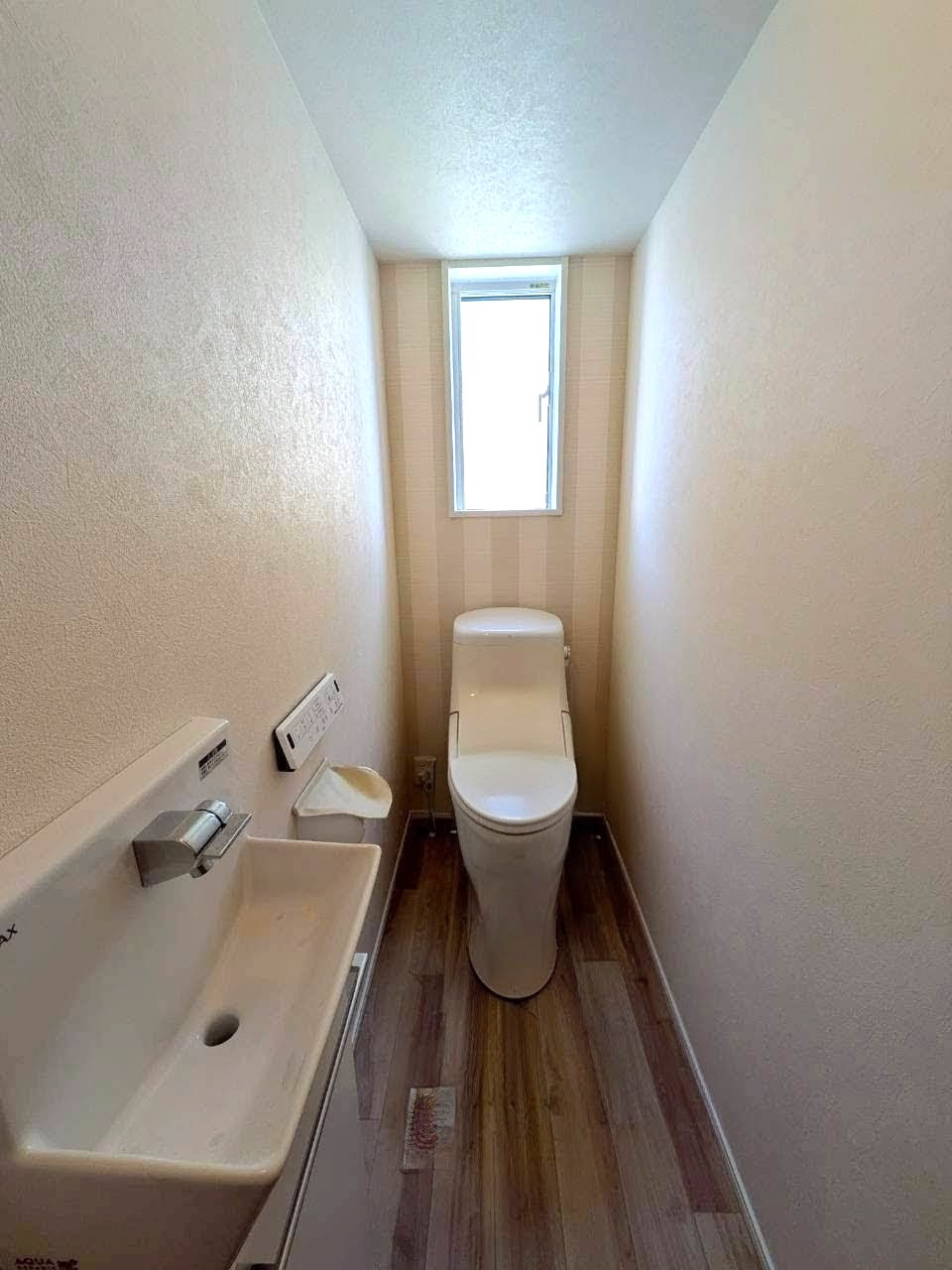 岡山市南区浦安本町 中古住宅のトイレ|◆衛生面も安心の温水洗浄便座です。窓付きなので換気もバッチリ！