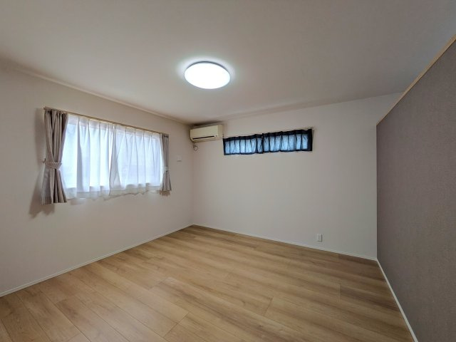 岡山市南区浦安本町 中古住宅の洋室|◆2階洋室8.0畳は寝室におすすめ！大容量のWIC付きでお部屋が広く使えます。