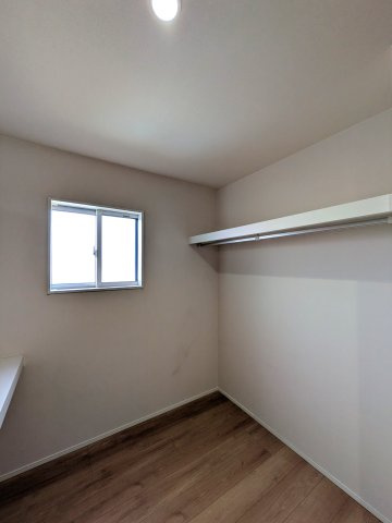 岡山市南区浦安本町 中古住宅の収納|◆大容量のWICは季節を問わずにたっぷり収納できます。かさばりやすい冬物もすっきりまとまること間違いなし！