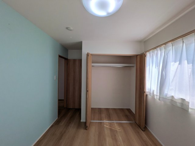 岡山市南区浦安本町 中古住宅の洋室|◆クローゼット付きの2階洋室5.0畳です！お子様の大事な思い出もしっかり収納できます。