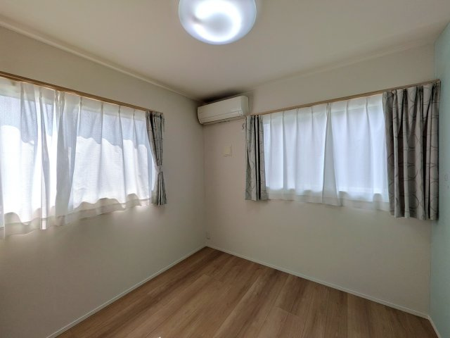岡山市南区浦安本町 中古住宅の洋室|◆2階洋室5.0畳はエアコン付きの居室！お部屋全体が明るくなる2面採光です。