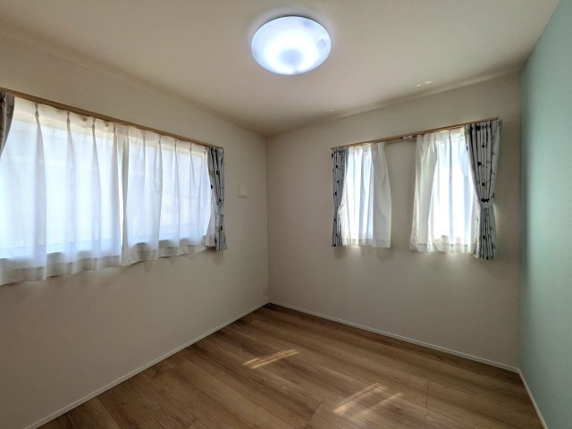 岡山市南区浦安本町 中古住宅の洋室|◆東南角部屋につき日当たり良好！お部屋全体が明るくなる2面採光です。