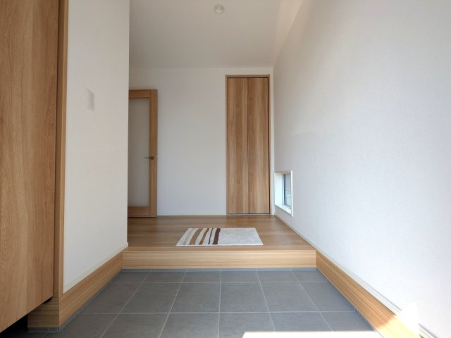 岡山市南区浦安本町 中古住宅の玄関|◆光の差し込む明るい玄関でご家族を迎えることができます。土間収納もあるので靴や傘やお子様の遊び道具もきっちり収まります。