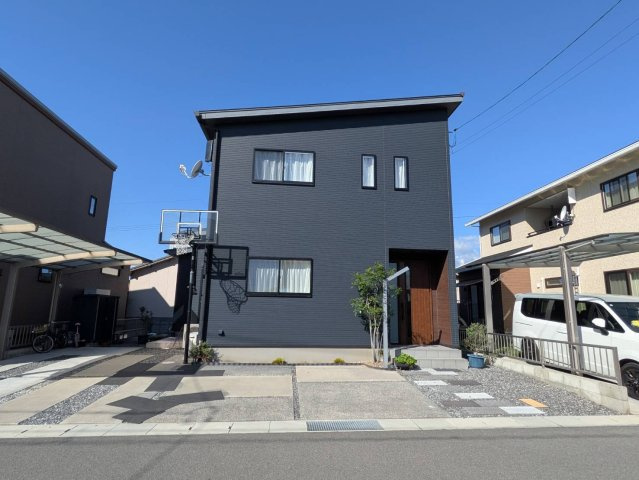 岡山市南区浦安本町 中古住宅の駐車場|◆駐車スペースは並列駐車3台分可能！急な来客にも困りません。