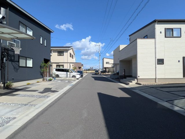岡山市南区浦安本町 中古住宅の前面道路含む現地写真|◆東側前面道路の幅員は6.0ｍ！車の出入りがしやすい広さです。