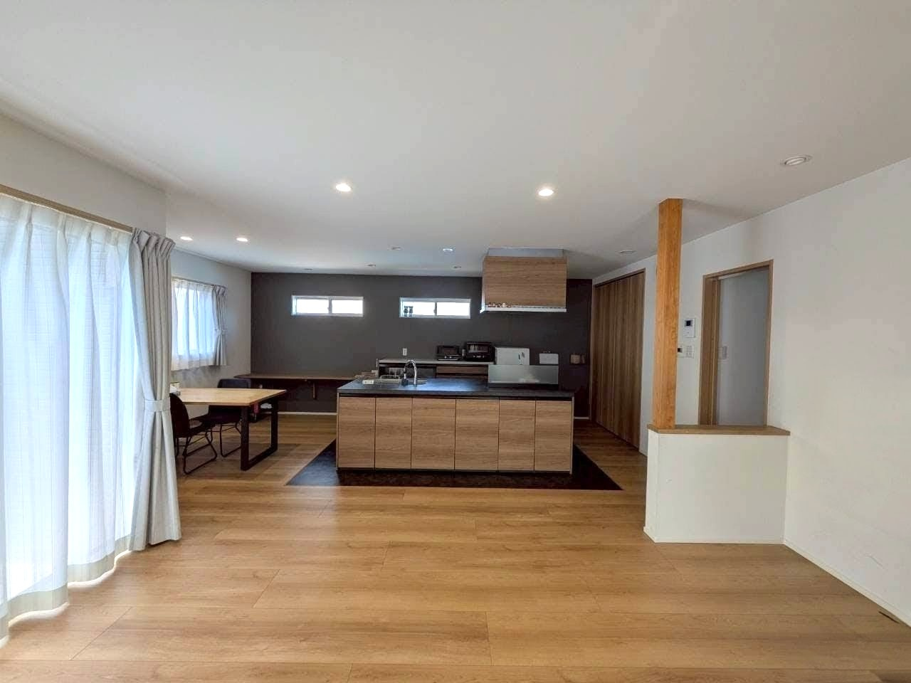 岡山市南区浦安本町 中古住宅の居間・リビング|◆LDKは広々20.5畳！ご家族でゆったり過ごすことができます。