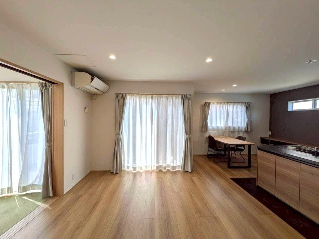 岡山市南区浦安本町 中古住宅の居間・リビング|◆採光豊かでLDK全体を明るく照らしてくれます。