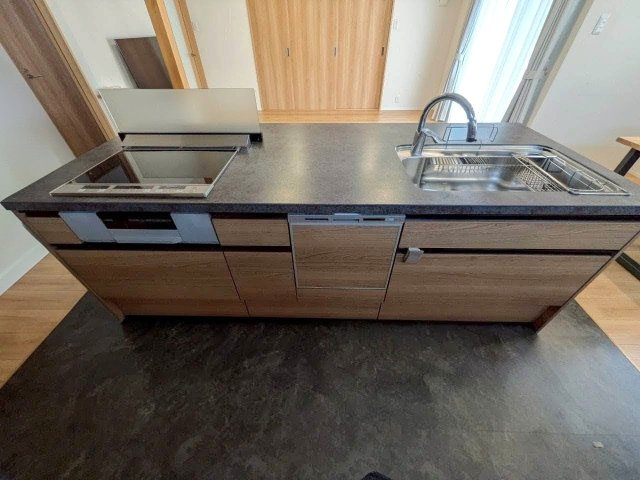 岡山市南区浦安本町 中古住宅のキッチン|◆3口IHコンロ・食洗機付きシステムキッチンです。家事ラク設備で忙しい毎日をサポートします！