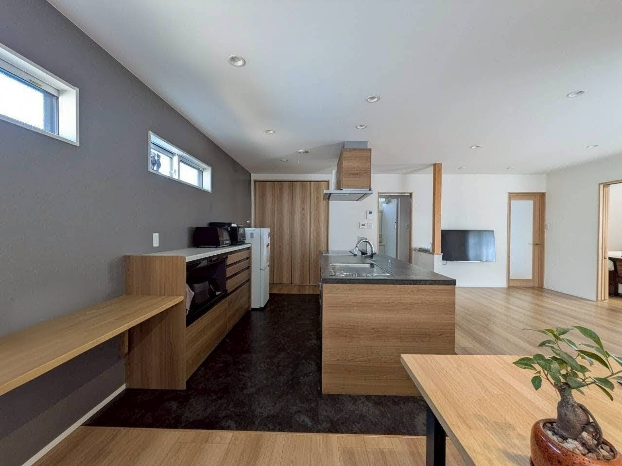 岡山市南区浦安本町 中古住宅のキッチン|◆キッチンまわりの収納も豊富！溢れがちな調理器具や食器類が綺麗にまとまり家事導線にも困りません。