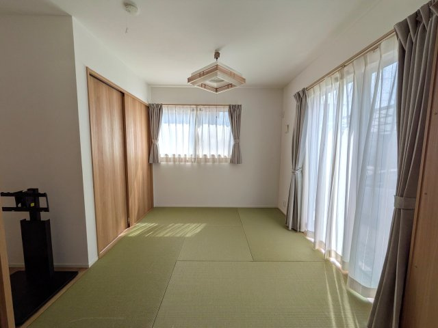 岡山市南区浦安本町 中古住宅の和室|◆1階和室4.5畳は活用方法盛りだくさん！断熱性と保温性に優れた畳で夏は涼しく冬は暖かい空間になります。