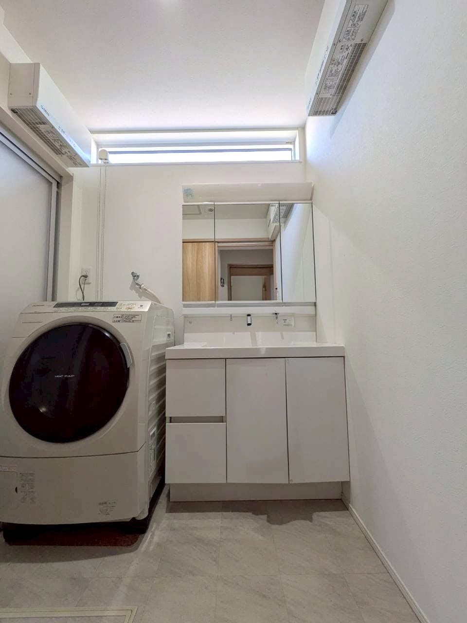 岡山市南区浦安本町 中古住宅の脱衣所|◆朝の身支度もスムーズにできる三面鏡付き洗面化粧台です。鏡の裏の収納スペースを活用すれば洗面用具や小物もバッチリ収まります。