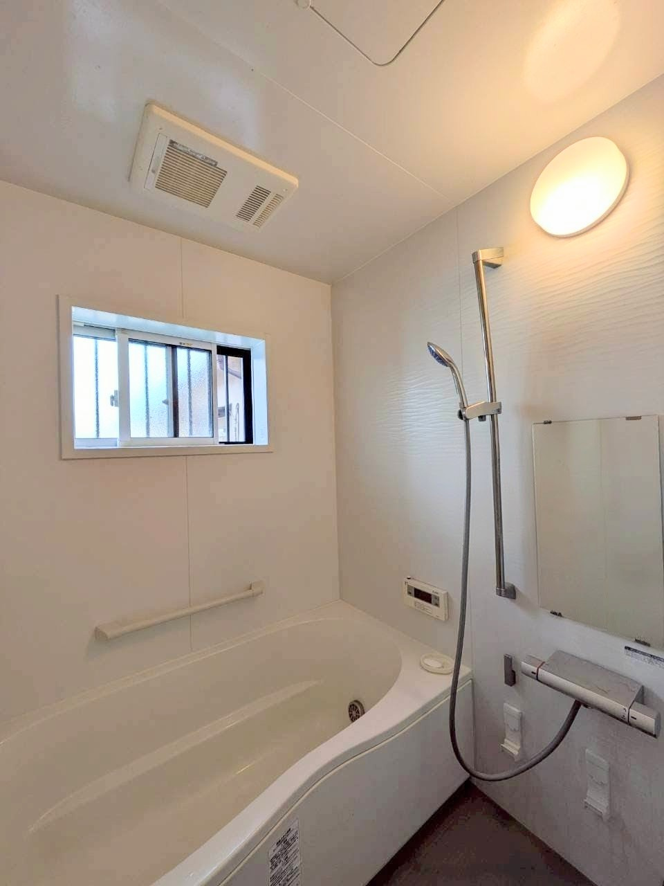 岡山市南区浦安本町 中古住宅の浴室|◆肩までしっかり浸かることができる浴槽です。寒い日や雨の日にも大活躍の浴室換気乾燥暖房機付き！