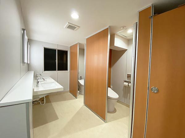 【トイレ】 | NLC新大阪パワービル | お手洗いもすべて入替え新調済み、スタイリッシュなデザインに生まれ変わりました。